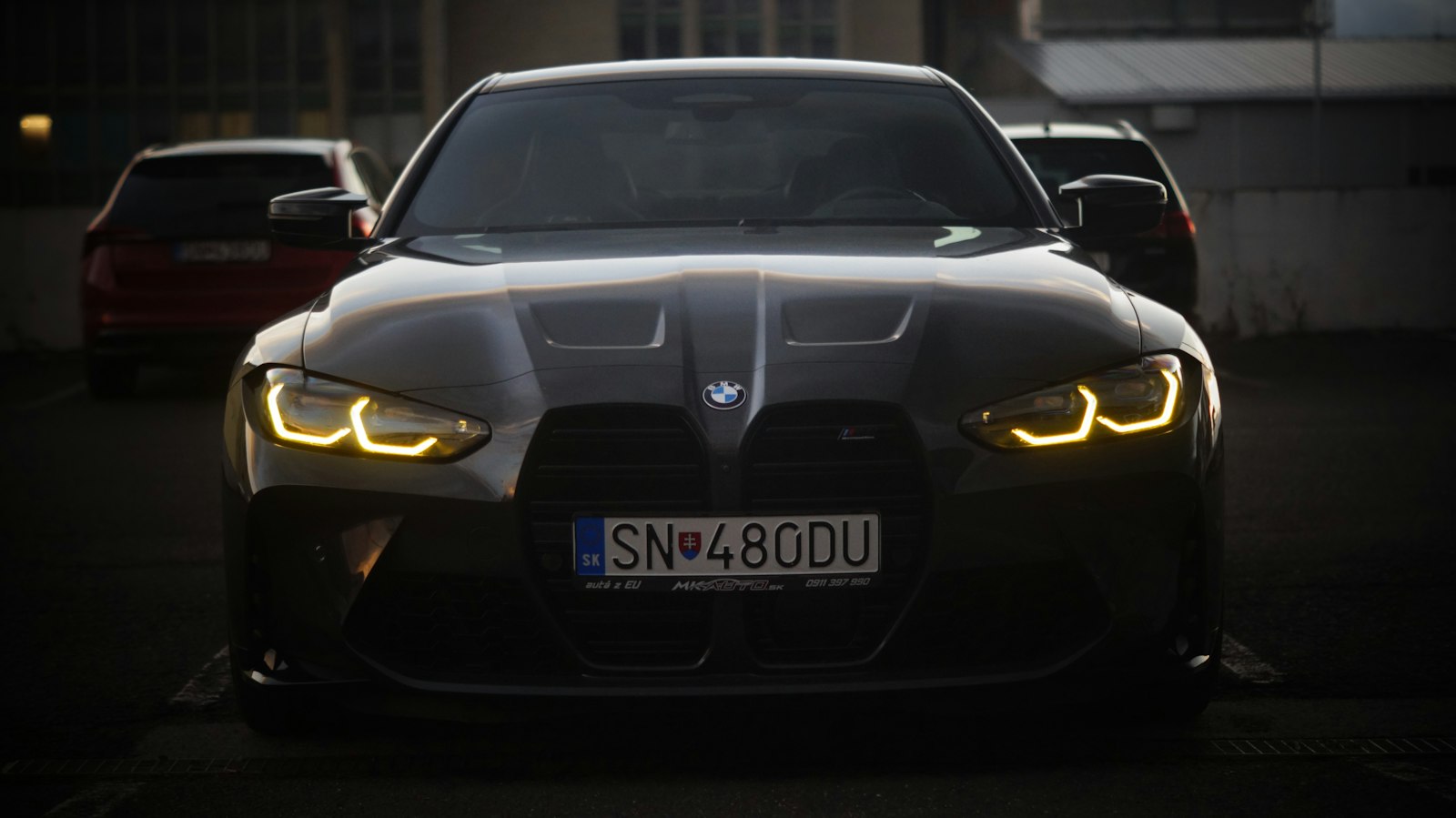 BMW M de noche
