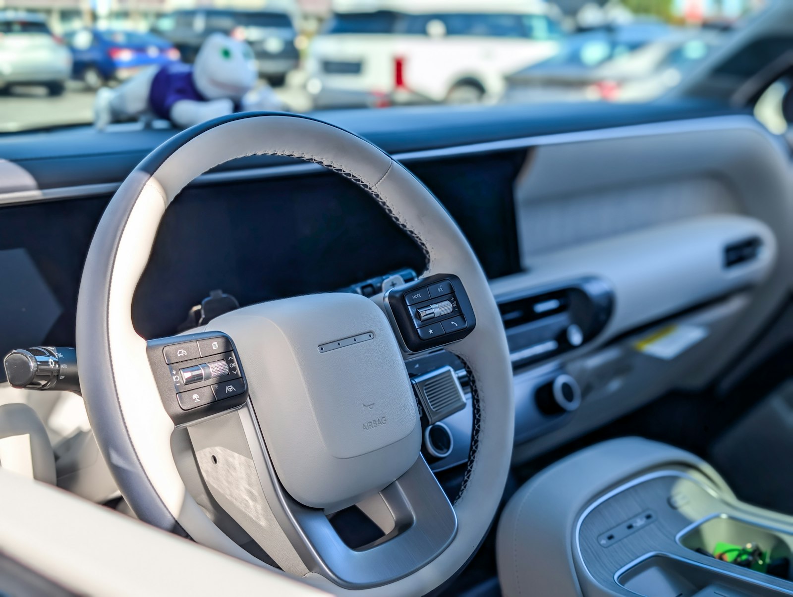 Volante y tablero de un auto de lujo