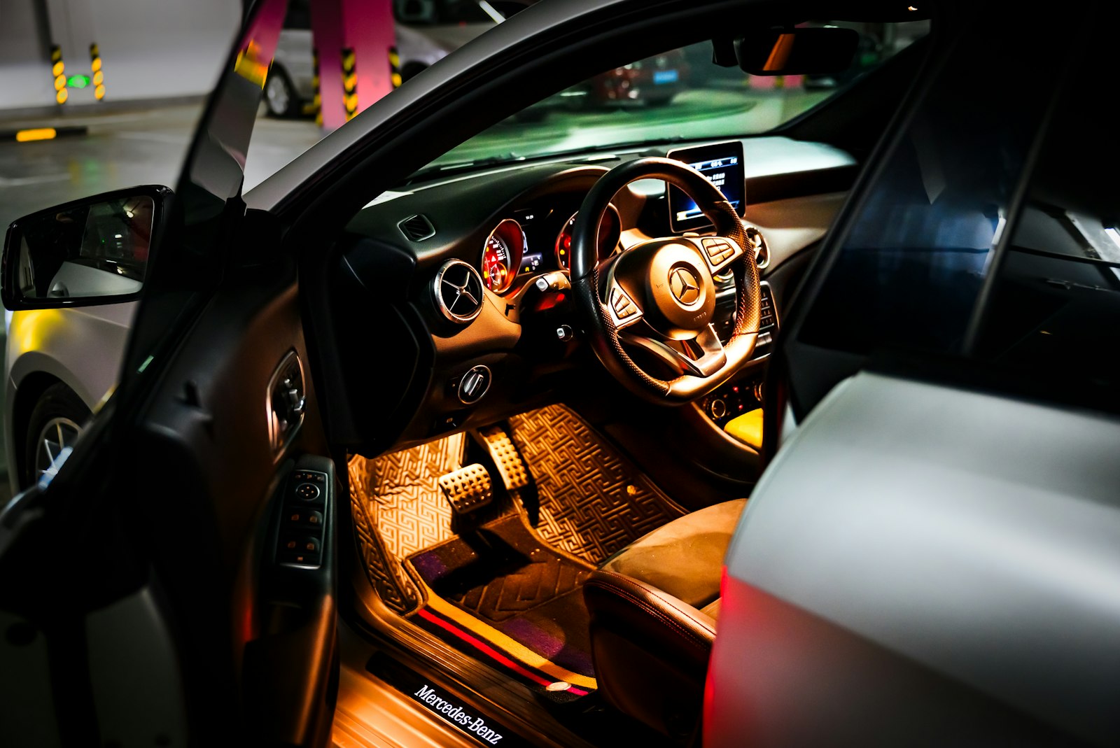 Interior de un auto de lujo con la luz del tablero encendida