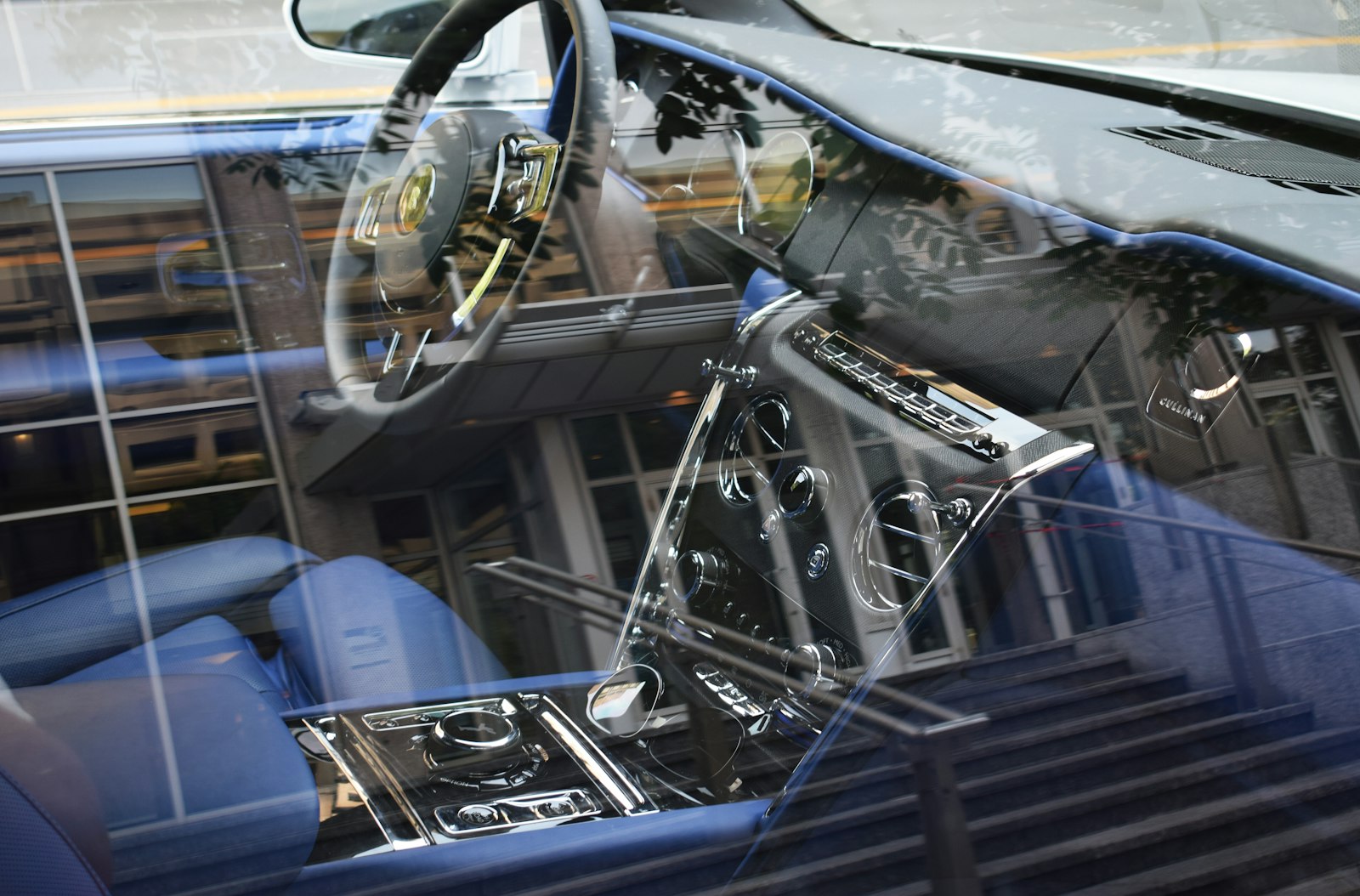 Volante y asientos de cuero de un auto de lujo