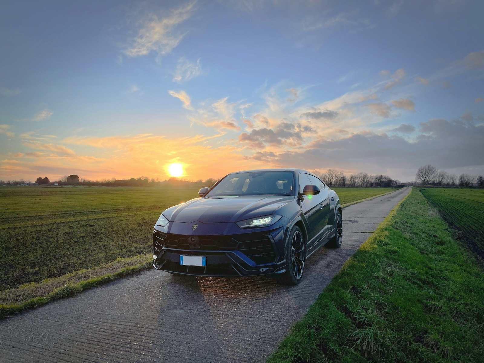 Lamborghini Urus al atardecer